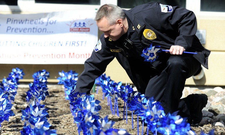 Quad Cities se viste de Azul para el Mes Abril en celebración del Mes de Prevención de Abuso Infantil