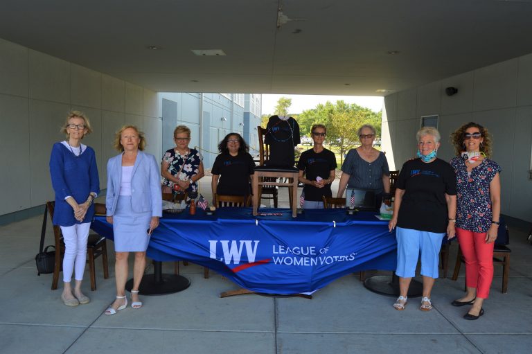 La Liga de Mujeres Votantes celebran el centenario en Moline