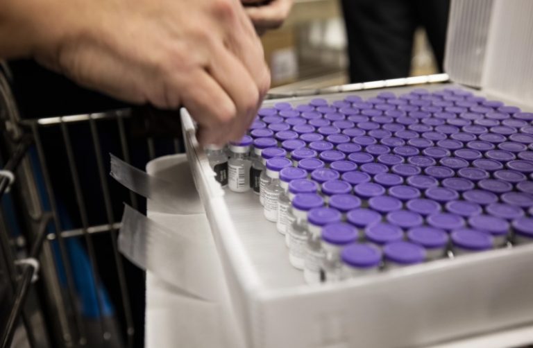 El estado anuncia que se reducirá el número de vacunas contra el Coronavirus que se habían asignado inicialmente; El gobierno federal los contradice