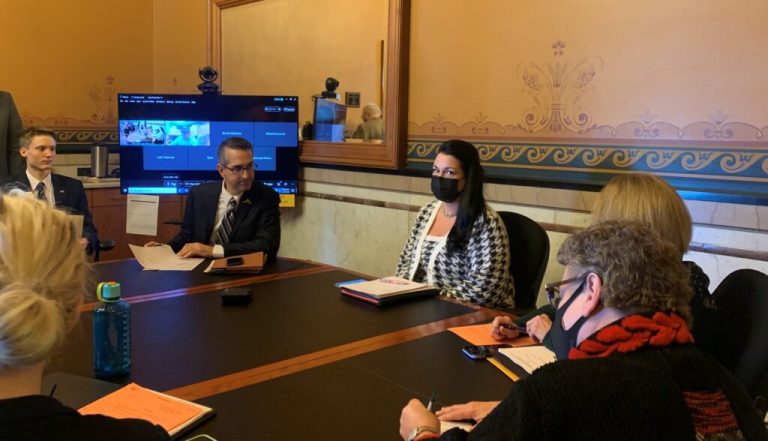 La propuesta de ley exige menos personal para los niños pequeños en las guarderías