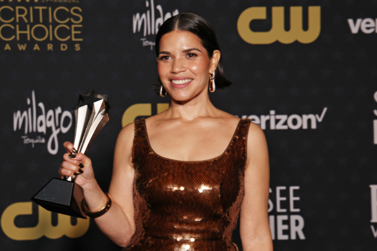 La hondureña-estadounidense América Ferrera gana el premio SeeHer