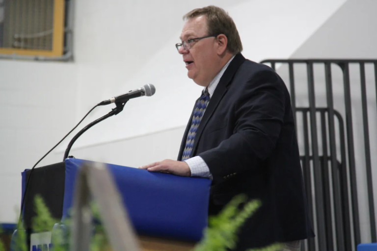 El director de Perry High School, Dan Marburger, herido en el tiroteo del 4 de enero, fallece la madrugada del domingo