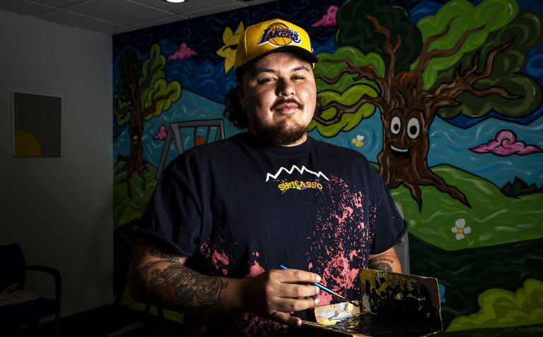 Siriaco García supera una juventud difícil para convertirse en una estrella emergente del mundo del arte de Iowa central