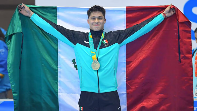 Osmar Olvera, a diver from Mexico, clinched the gold medal at the 2024 Swimming World Championships.