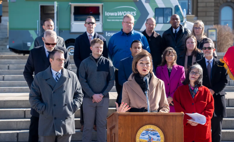 Iowa Workforce Development presenta un centro de empleo móvil para ayudar a los ciudadanos a encontrar trabajo