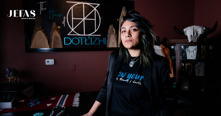 La diseñadora redefine la joyería honrando sus raíces indígenas