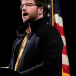 Brian Gibbs, guardabosques recientemente despedido, habla ante la multitud que se encuentra frente al senador Bernie Sanders durante su discurso “Fighting Oligarchy” (Luchando contra la oligarquía) el sábado 22 de febrero de 2025 en el Teatro Englert en Iowa City, Iowa. Julia Hansen/Iowa City Press-Citizen