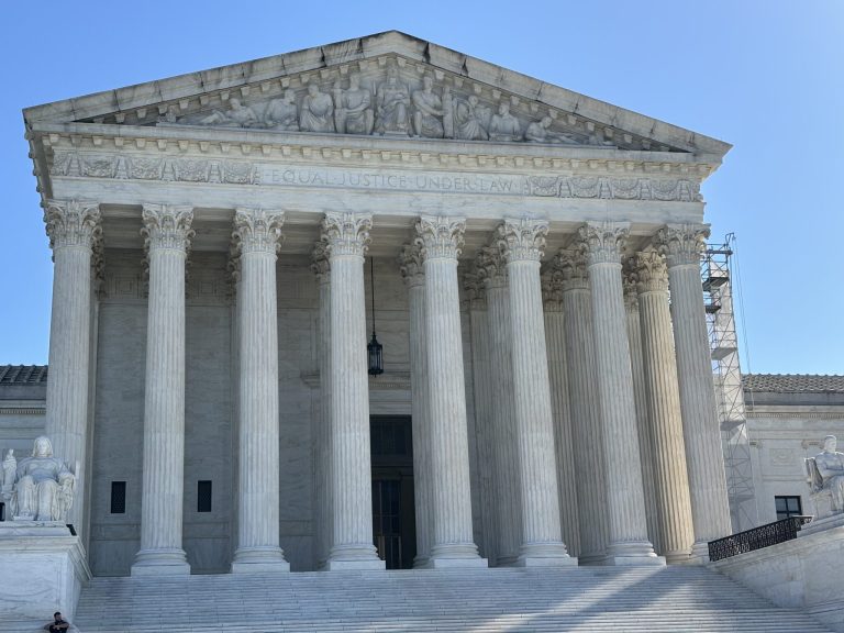 La Corte Suprema de EE. UU. limita los amparos judiciales y permite a Trump aplicar la prohibición de ciudadanía por nacimiento.