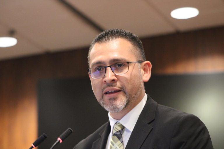Familiar del presidente de la Junta del Condado de Douglas habría sido detenido en redada de ICE