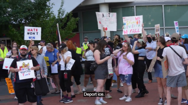 En defensa de los inmigrantes: habitantes de Iowa se solidarizan con las protestas en Los Ángeles y se manifiestan contra el ICE