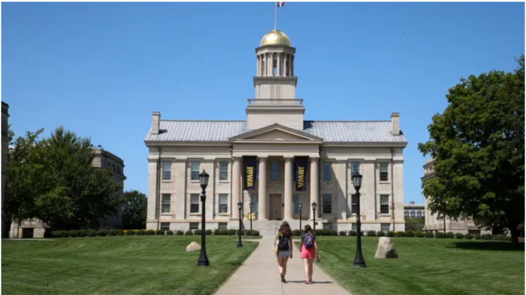 Reynolds, “consternada” por video encubierto difundido por Fox News sobre empleado de la Universidad de Iowa hablando sobre DEI