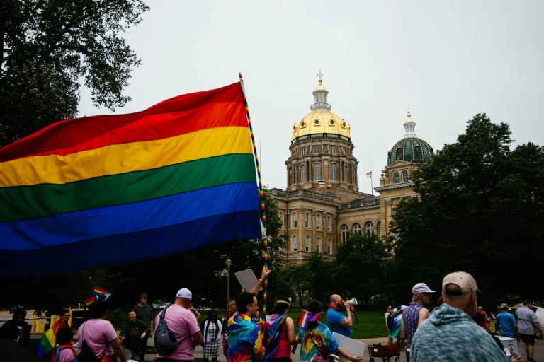 Pocas protecciones contra la discriminación permanecen para personas transgénero en Iowa
