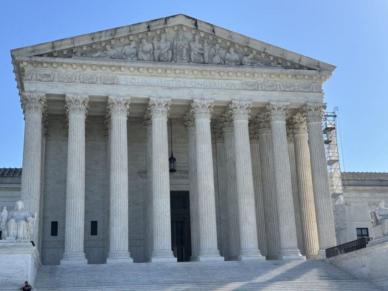 La Corte Suprema de EE. UU. permite temporalmente a Trump avanzar con el desmantelamiento del Departamento de Educación