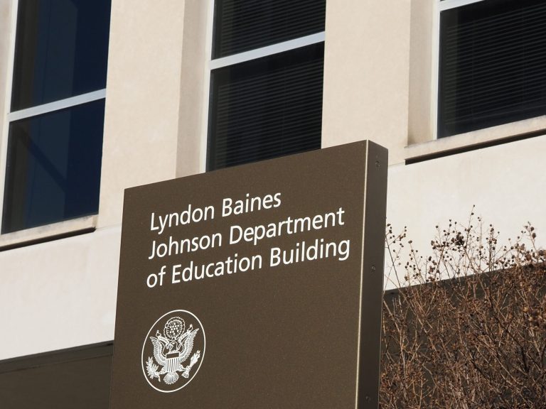 La prohibición de Trump contra DEI en escuelas K-12 y educación superior fue declarada “ilegal” por un juez federal