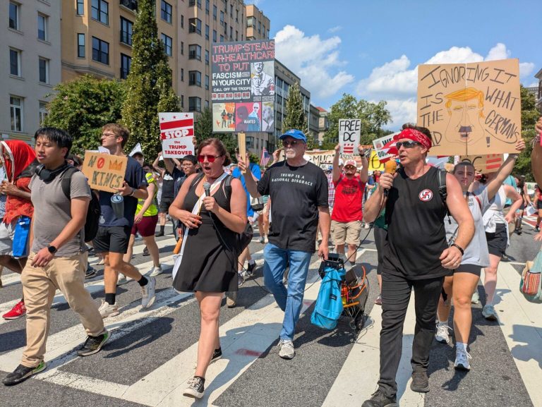 Manifestantes en D.C. llenan las calles exigiendo el fin del despliegue militar de Trump
