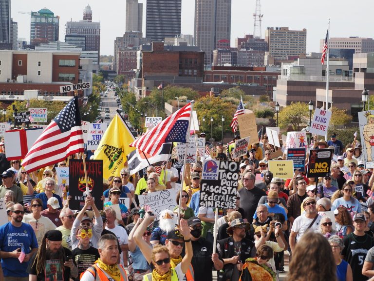 Ciudadanos de Iowa critican a representantes republicanos y a Trump en manifestación No Kings en Des Moines