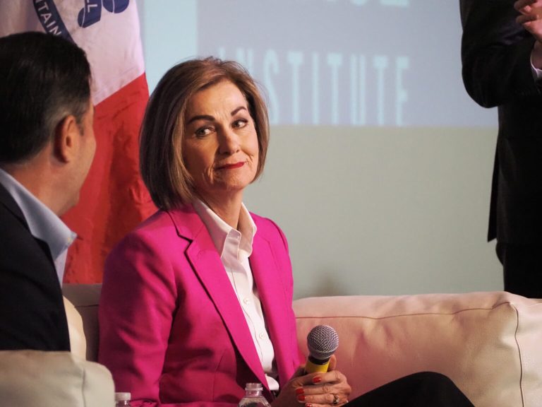 Gobernadora Kim Reynolds ordena uso de E-Verify para licencias estatales