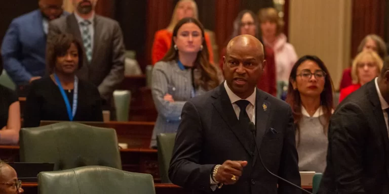 Illinois lawmakers approve ban on civil immigration arrests in state courthouses