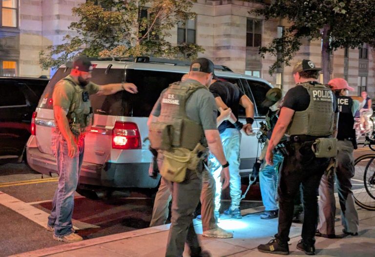 Juez federal bloquea arrestos masivos de inmigración en D.C. sin órdenes judiciales