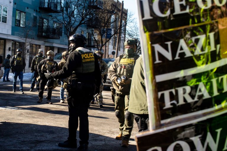 Agente federal mata a un hombre a tiros en Minneapolis mientras crecen las protestas.