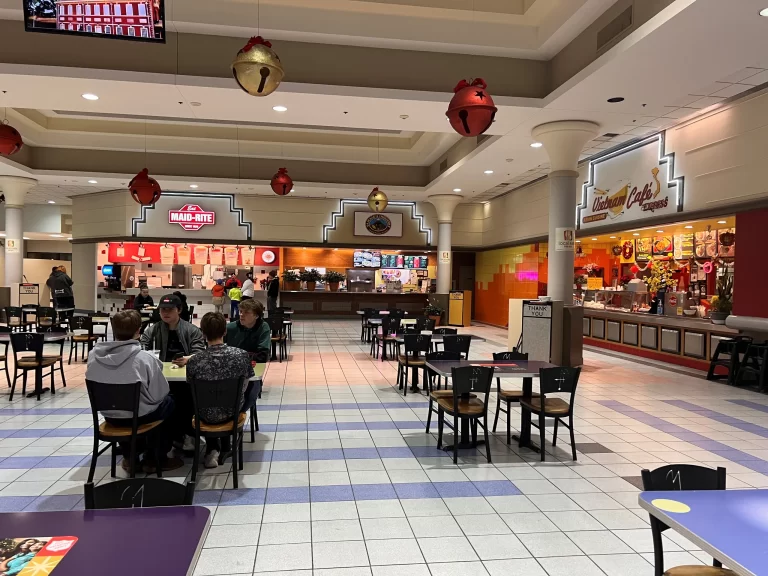 Merle Hay Mall podría cerrar su patio de comidas en marzo por la construcción de una arena