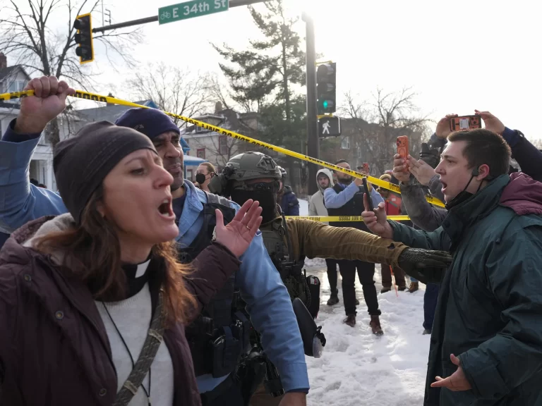 What Des Moines police policy says about shooting into moving cars