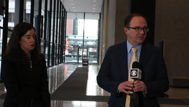 Juez de Chicago ordena la liberación de decenas de detenidos ilegalmente por ICE