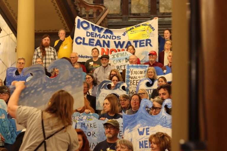 Manifestación en el Capitolio de Iowa pide restablecer el financiamiento de sensores de calidad del agua