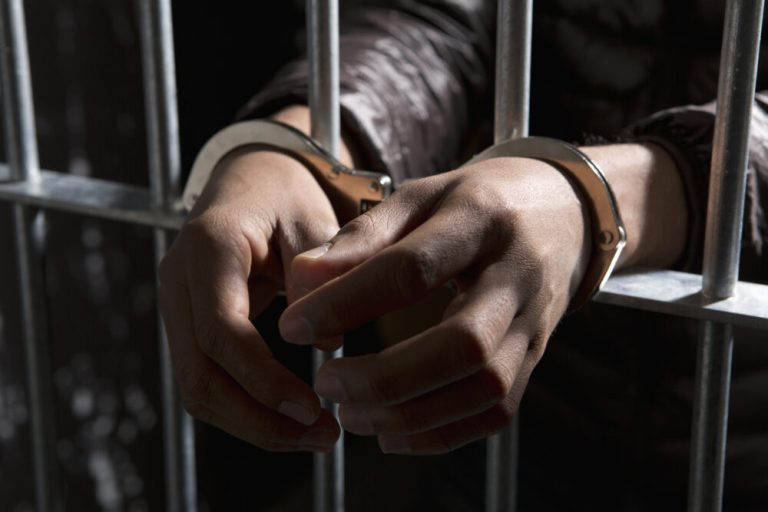 El condado de Muscatine, Iowa, mantiene en secreto el contrato carcelario con ICE y remite la solicitud a la agencia