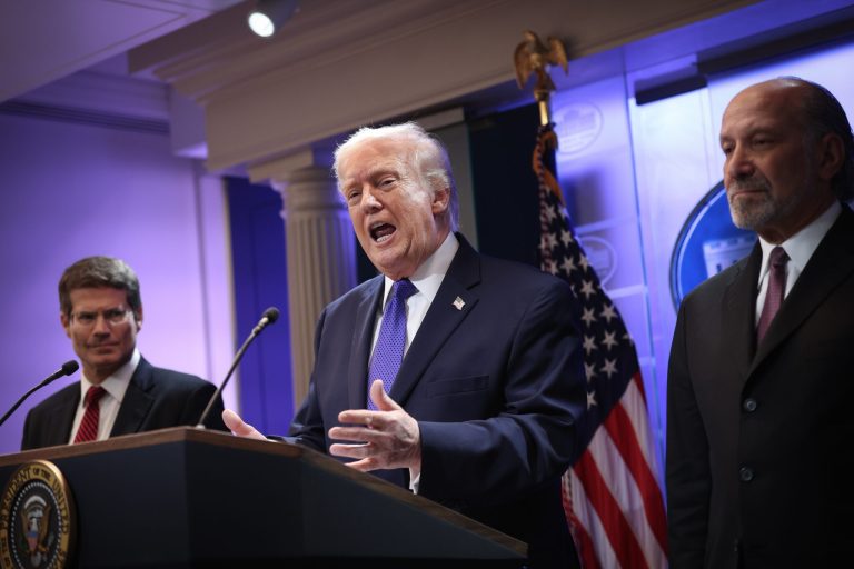 Senadores demócratas instan a la administración Trump a reembolsar pagos de aranceles ilegales