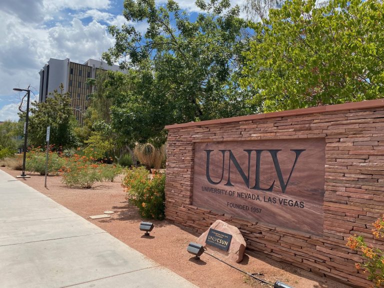 Senadores demócratas cuestionan los recortes de Trump a fondos para universidades que atienden a minorías