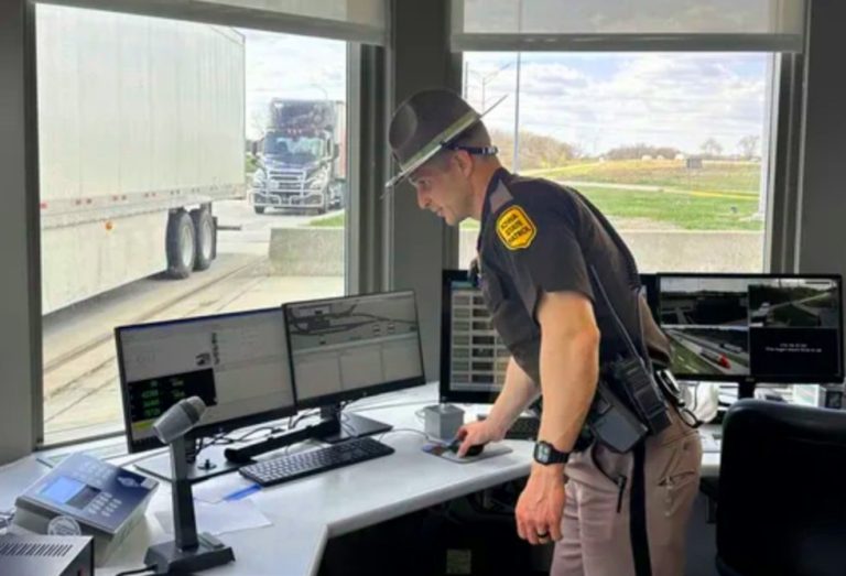 Estaciones de pesaje en Iowa se usan para arrestar a camioneros por parte de ICE