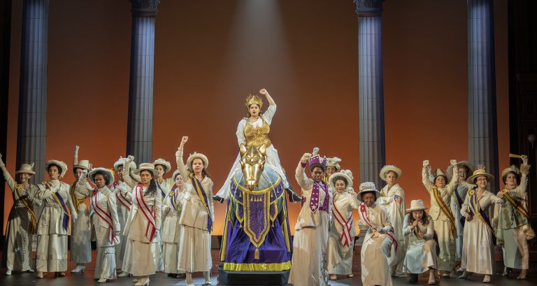 Una cubanoamericana lleva la historia al escenario en la gira musical de “Suffs”