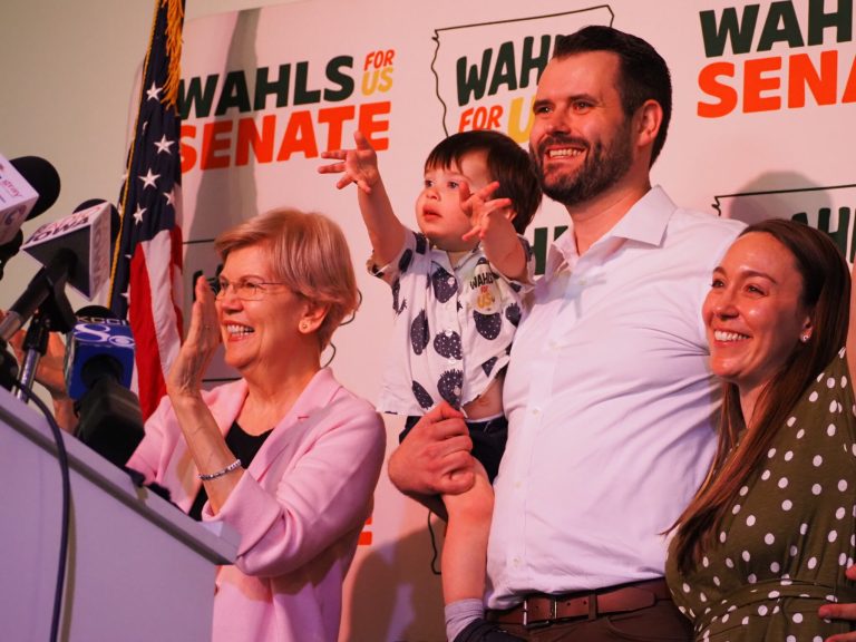 Elizabeth Warren rallies for Zach Wahls in Des Moines