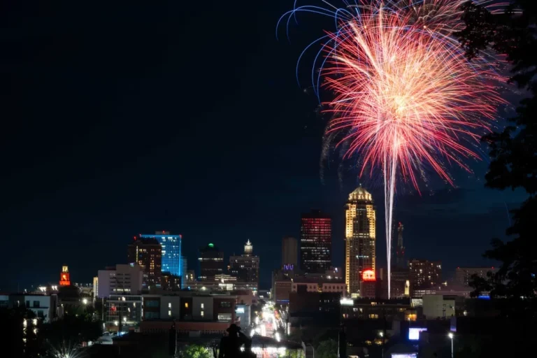 Dónde ver fuegos artificiales del 4 de julio en el este de Iowa (2026)