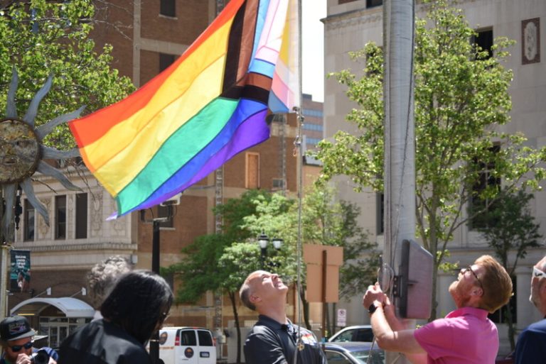 Gobernadores republicanos del Medio Oeste dan nuevos nombres a junio durante el Mes del Orgullo