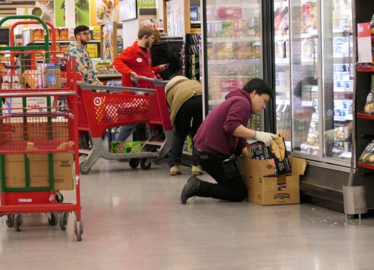 Muchos trabajadores de color no tienen ahorros para el retiro mientras crece la brecha racial en la riqueza