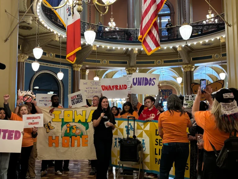 Inmigrantes de Iowa enfrentan audiencias masivas en Omaha: faltar puede llevar a una orden de deportación