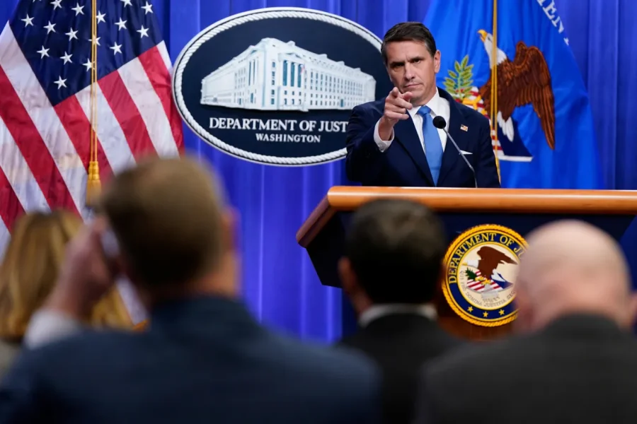 El subsecretario de Justicia Todd Blanche durante una conferencia de prensa en Washington