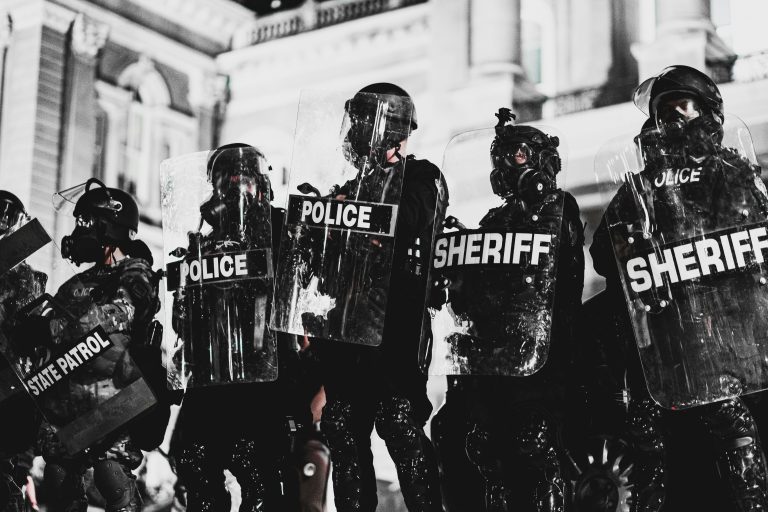 Iowa elimina la capacitación obligatoria sobre prejuicios para policías