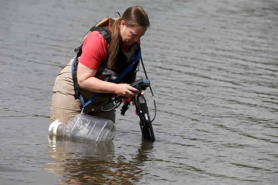 Especialista del DNR de Iowa realiza pruebas de calidad del agua en Backbone Lake