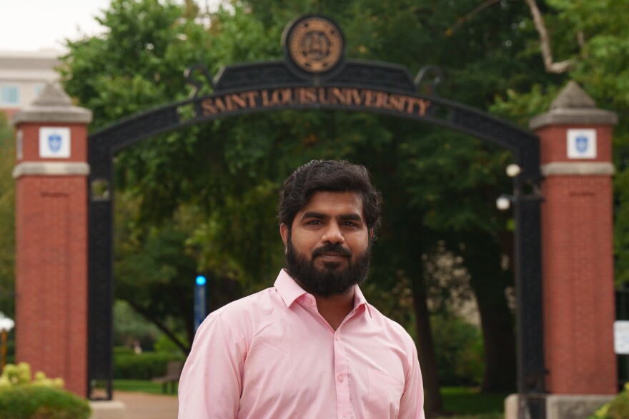 Suman Subhash Naidu posa frente a un letrero de Saint Louis University el 10 de agosto de 2026.