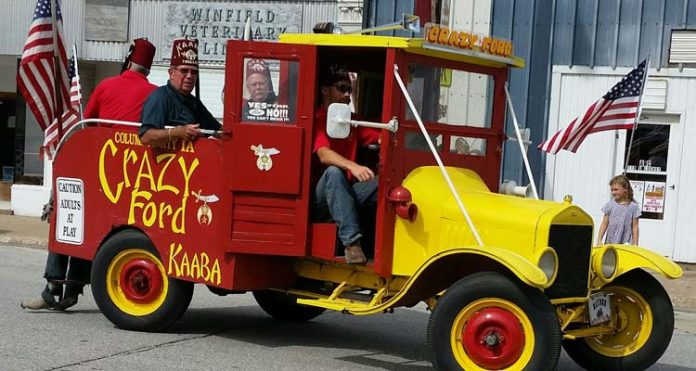 Integrantes de Kaaba Shriners participan en un desfile con un vehículo decorado