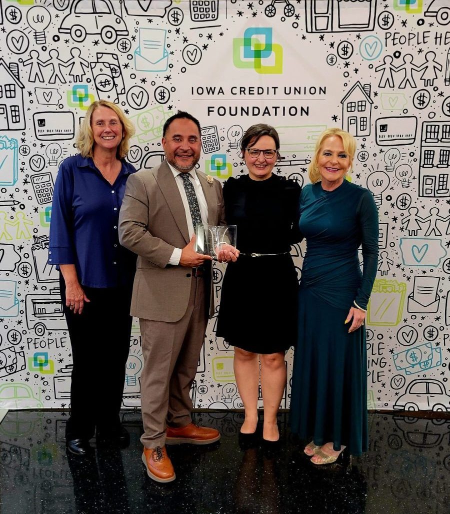 Álvaro Macías recibe el Premio al Impacto Comunitario 2026 de la Iowa Credit Union Foundation