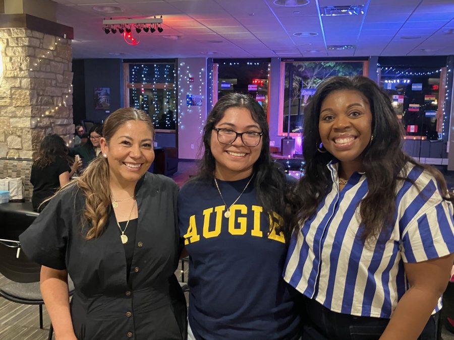 Letty Martinez, Yazmin Rodriguez y Ashley Allen durante Cultures in Motion en Augustana College